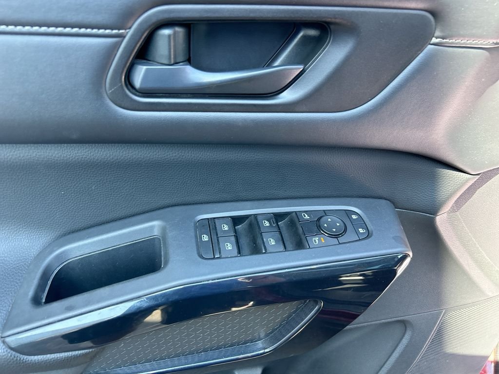 Used 2024  Nissan SV image 27