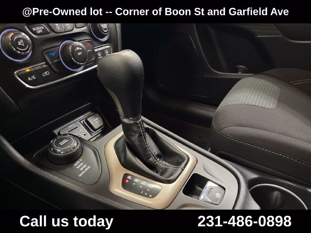 Used 2016  Jeep LATITUDE image 23