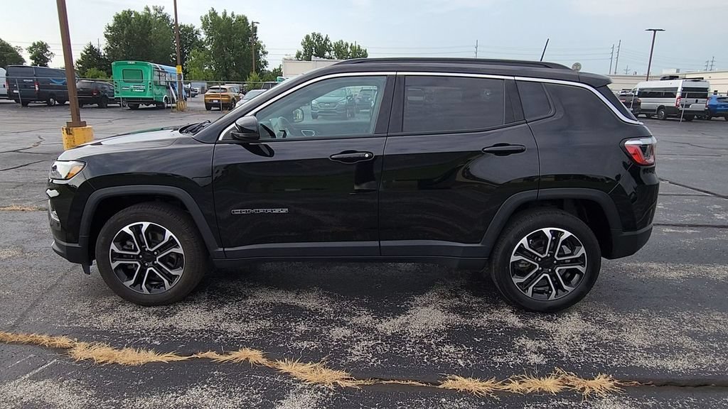 Used 2023  Jeep Limited image 5