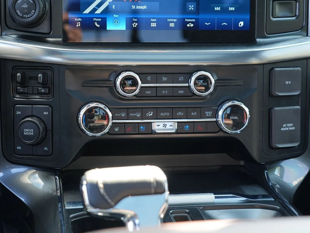 Used 2023  Ford Lariat image 23