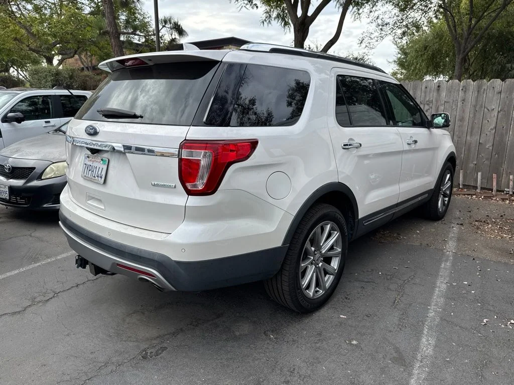 Used 2017 White Ford Limited image 3