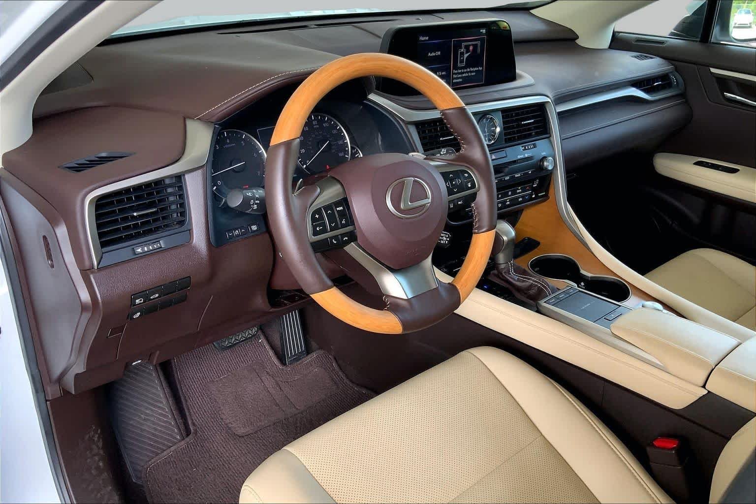 Used 2020 Eminent White Pearl Lexus  image 18