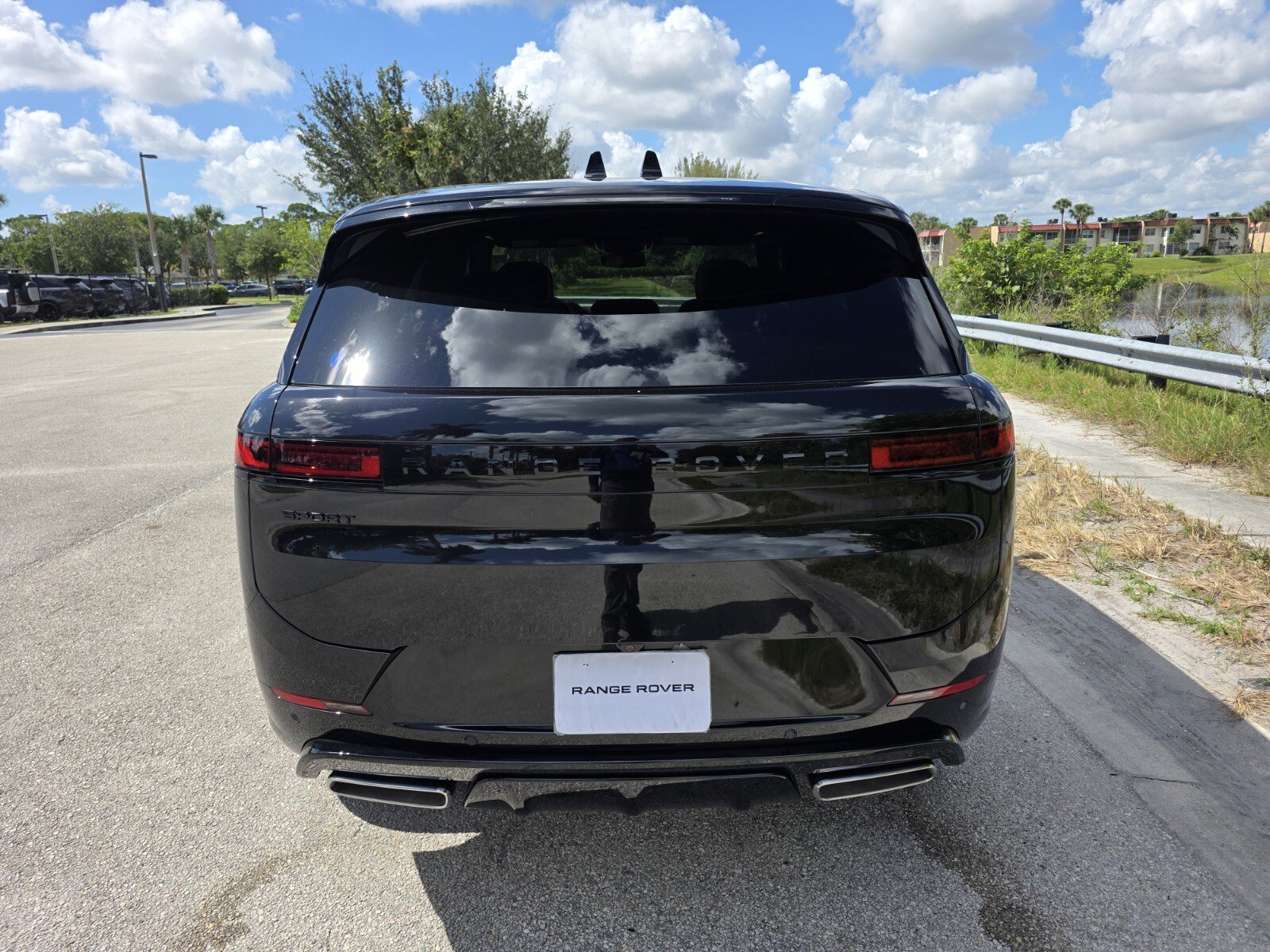 New 2026 Santorini Black Land Rover P400 Dynamic SE image 6