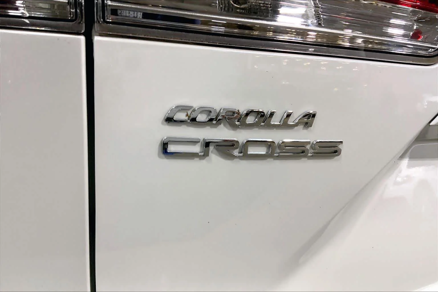 Used 2024 Wind Chill Pearl Toyota LE image 31