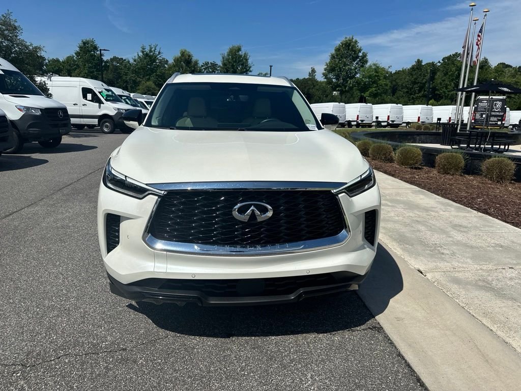 Used 2023 White INFINITI LUXE image 2
