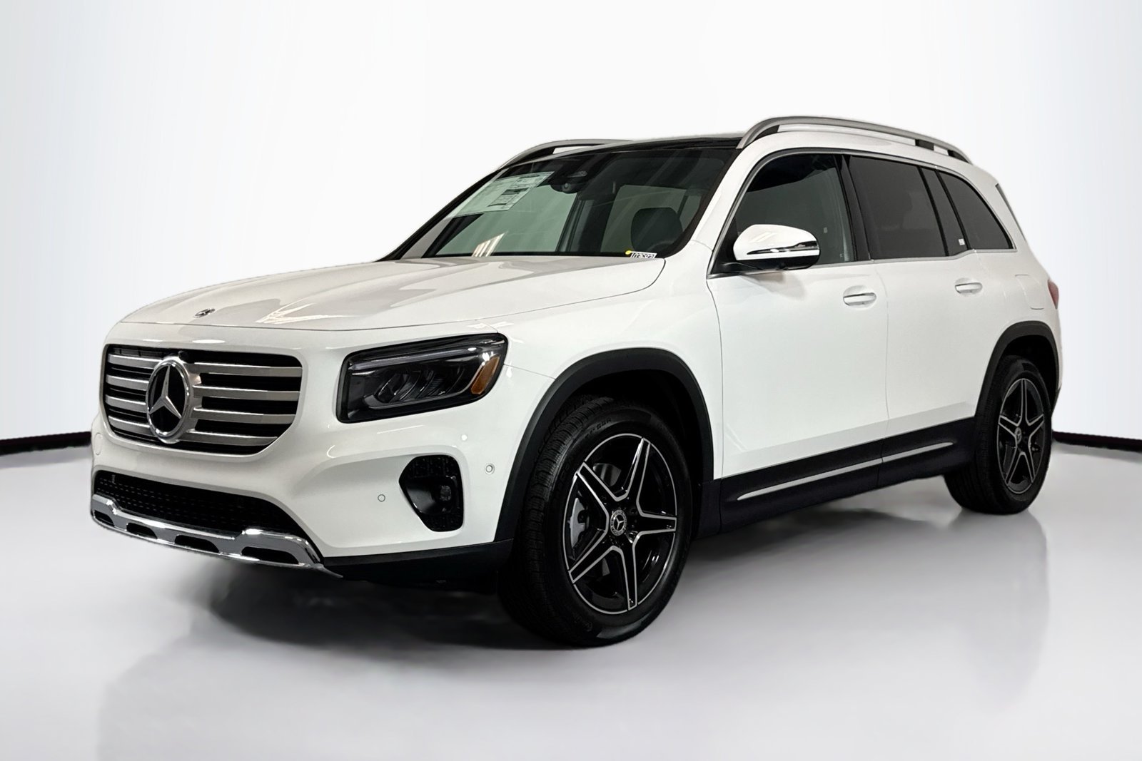 New 2026 Polar White Mercedes-Benz GLB 250 image 1