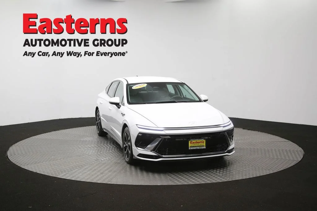 Used 2025 White Hyundai SEL image 51