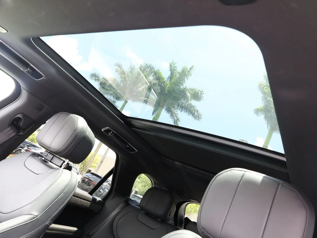 Used 2023 White Land Rover SE Dynamic image 18