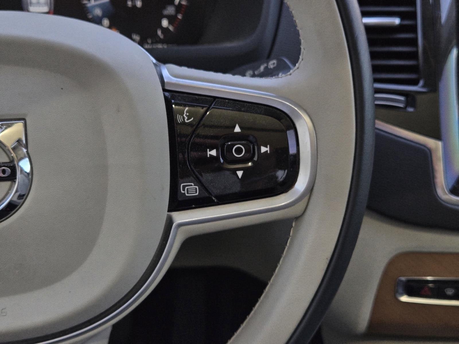 Used 2022 Crystal White Metallic Volvo Momentum image 17