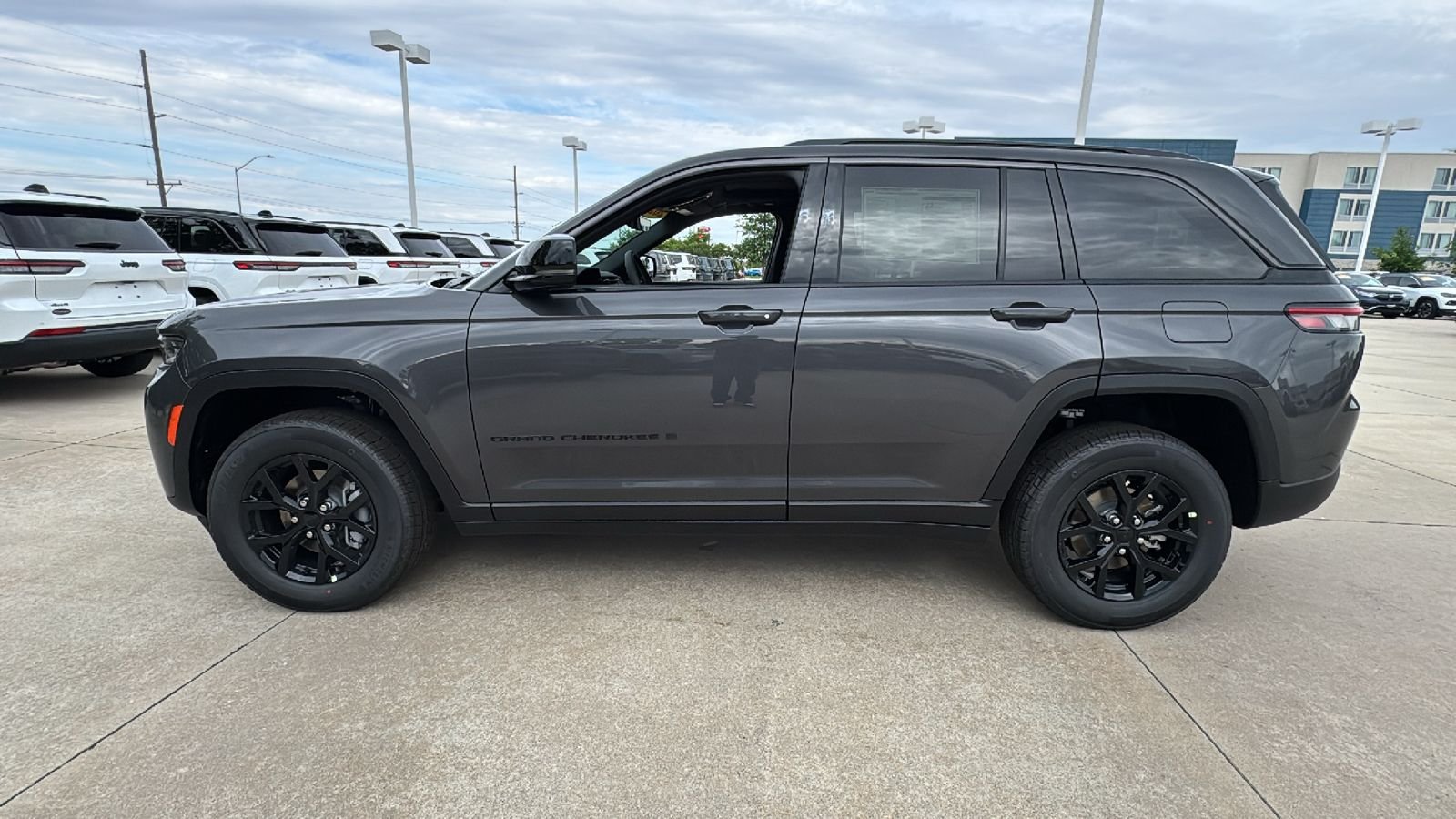 New 2026 Baltic Gray Metallic Clear-Coat Exterior Paint Jeep Altitude image 7