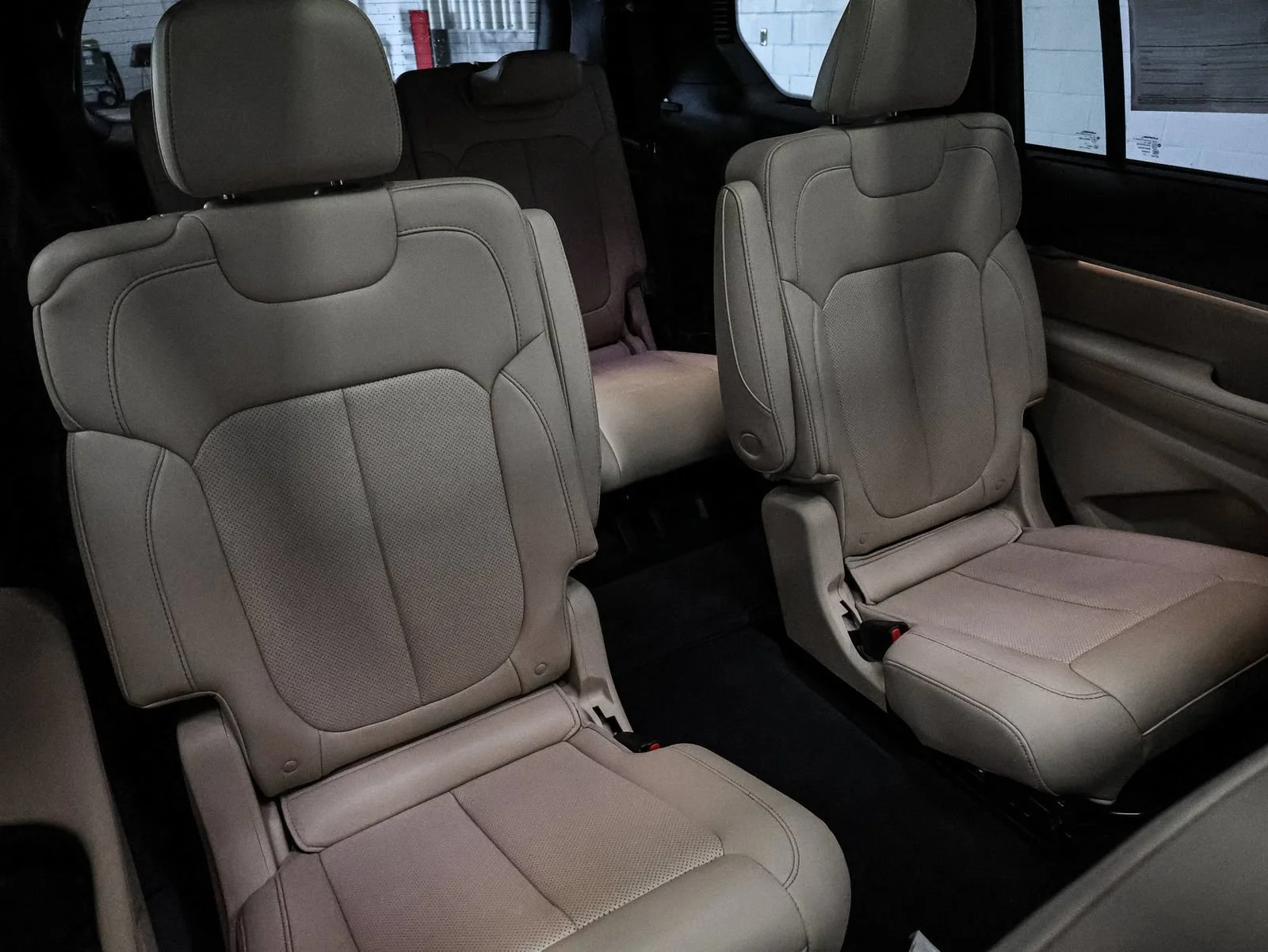 Used 2023 Gray Jeep Limited 4x4 image 24