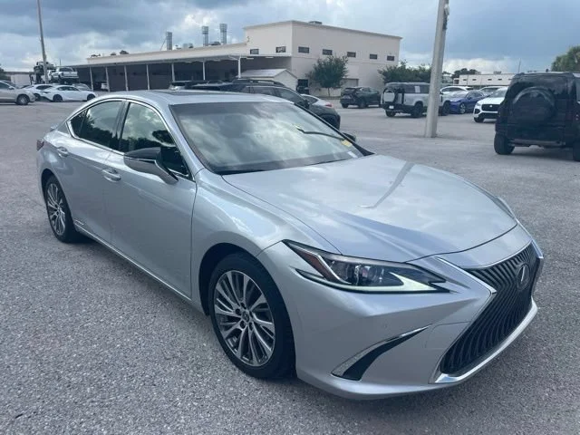 Used 2019 Silver Lexus ES 300h image 1
