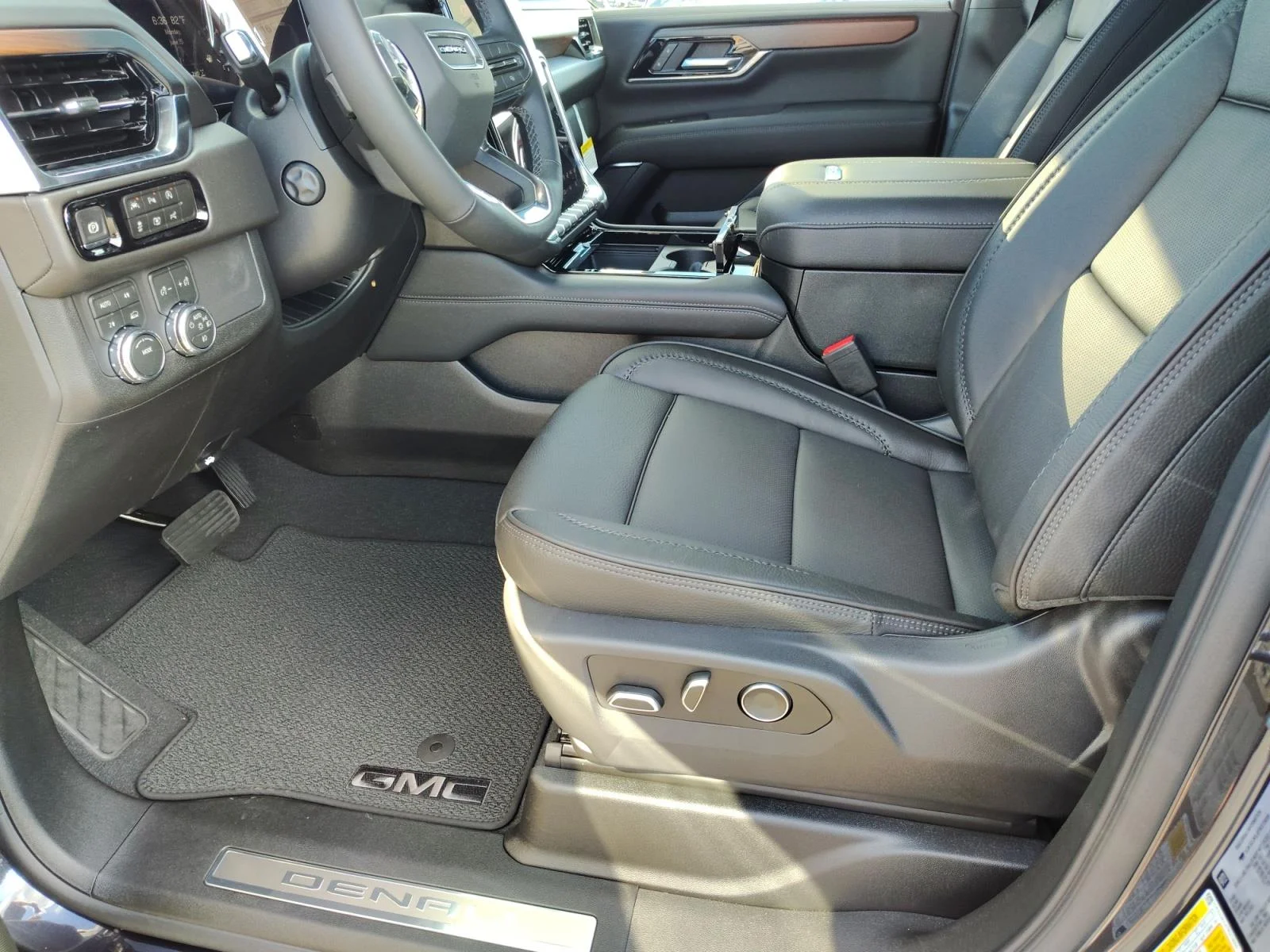 2026 GMC Yukon XL Denali - Photo 8