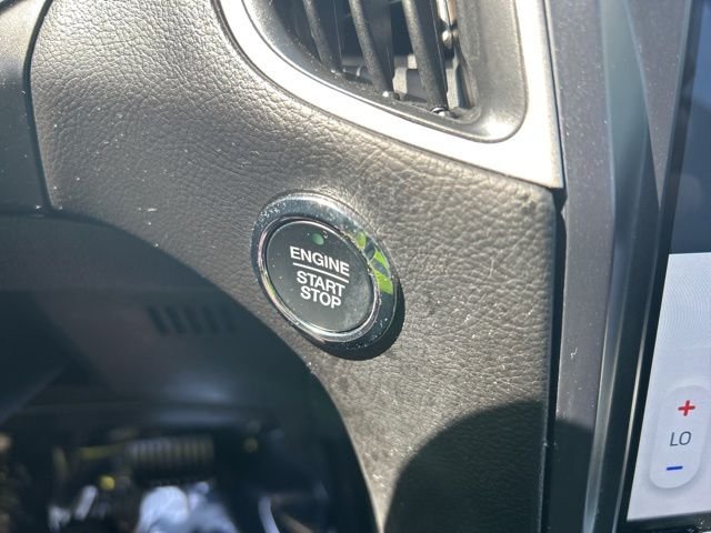 Used 2023 Oxford White Ford SE image 19