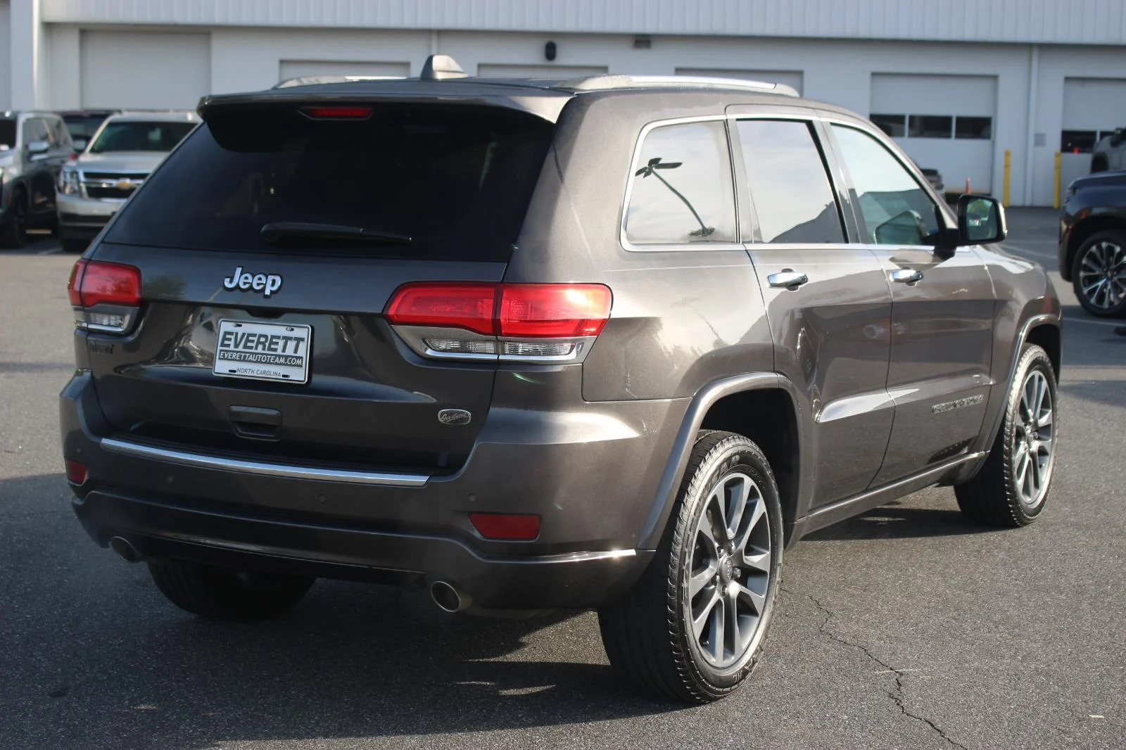 Used 2018 Grey Jeep Overland image 7