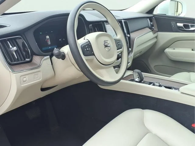 Used 2022  Volvo Momentum image 9