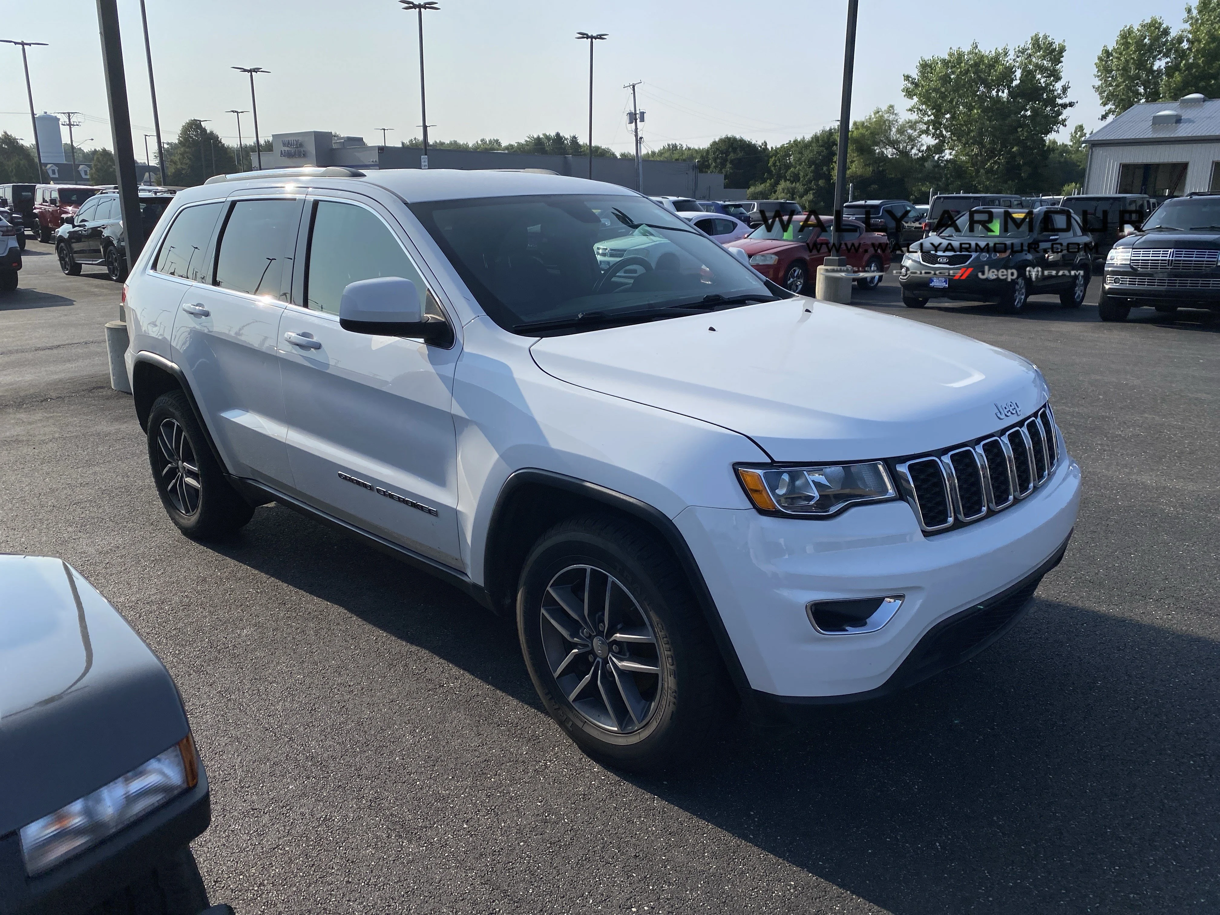 Used 2018 Bright White Clearcoat Jeep  image 1