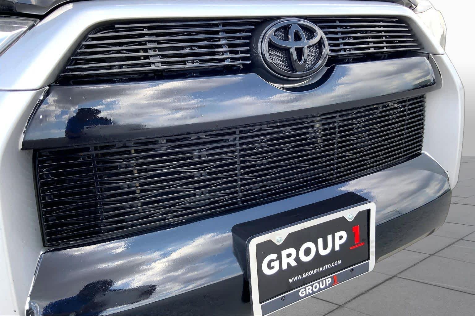 Used 2016 Classic Silver Metallic Toyota SR5 image 29