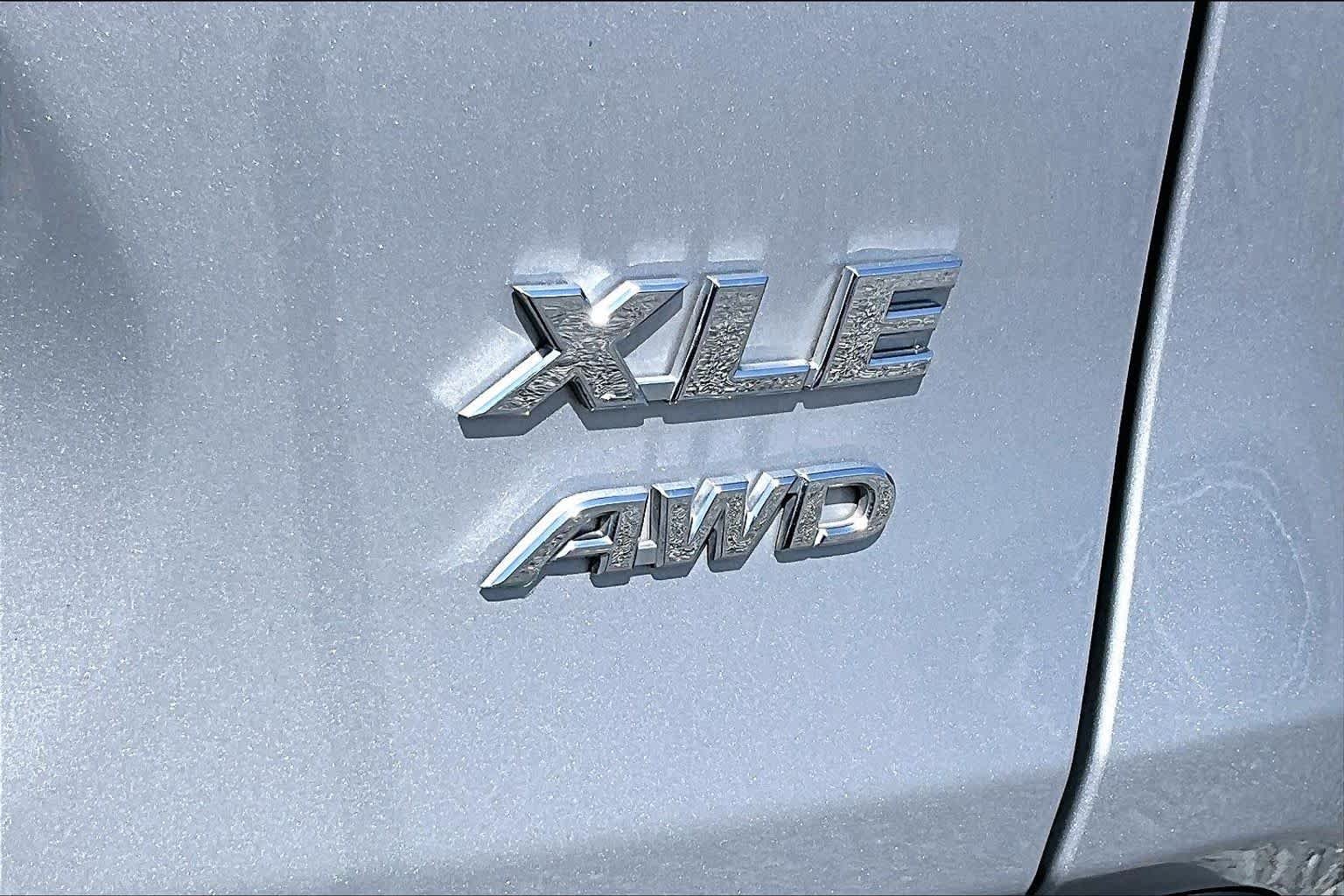 Used 2025 Silver Sky Metallic Toyota XLE image 10
