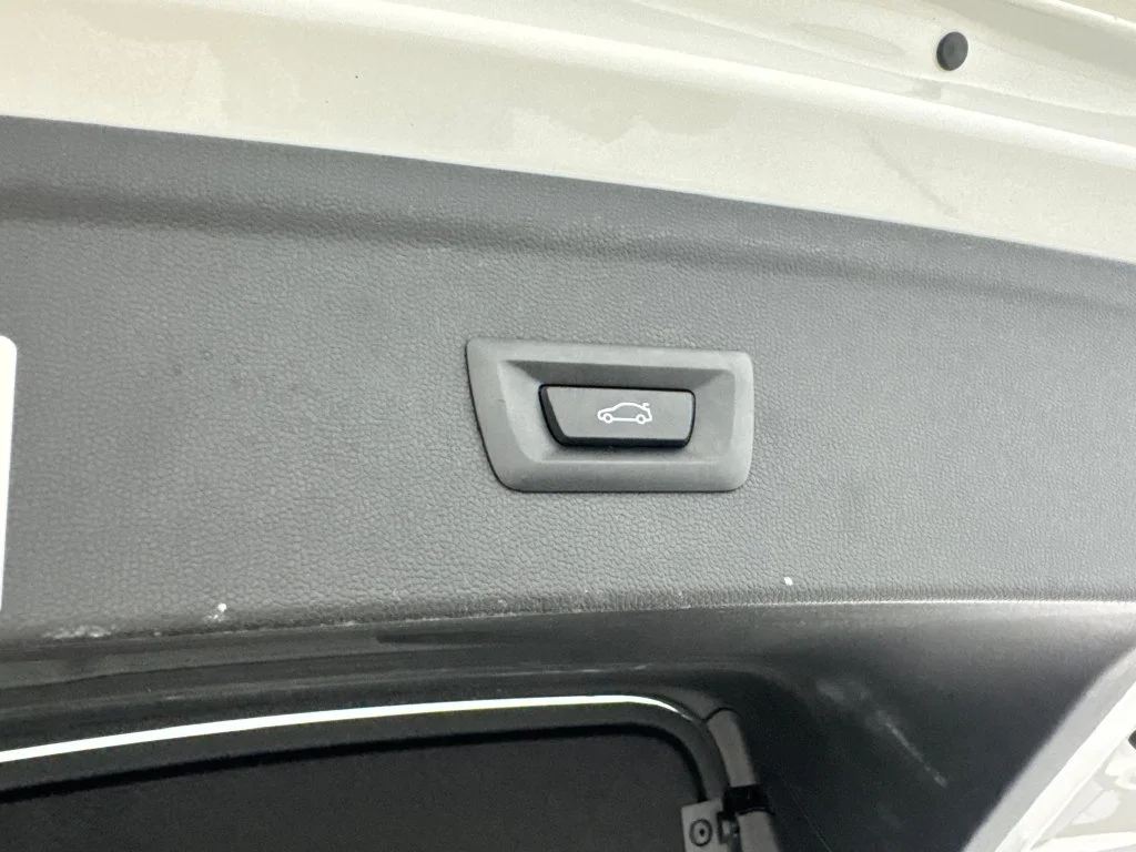 Used 2023 White BMW M60 image 80
