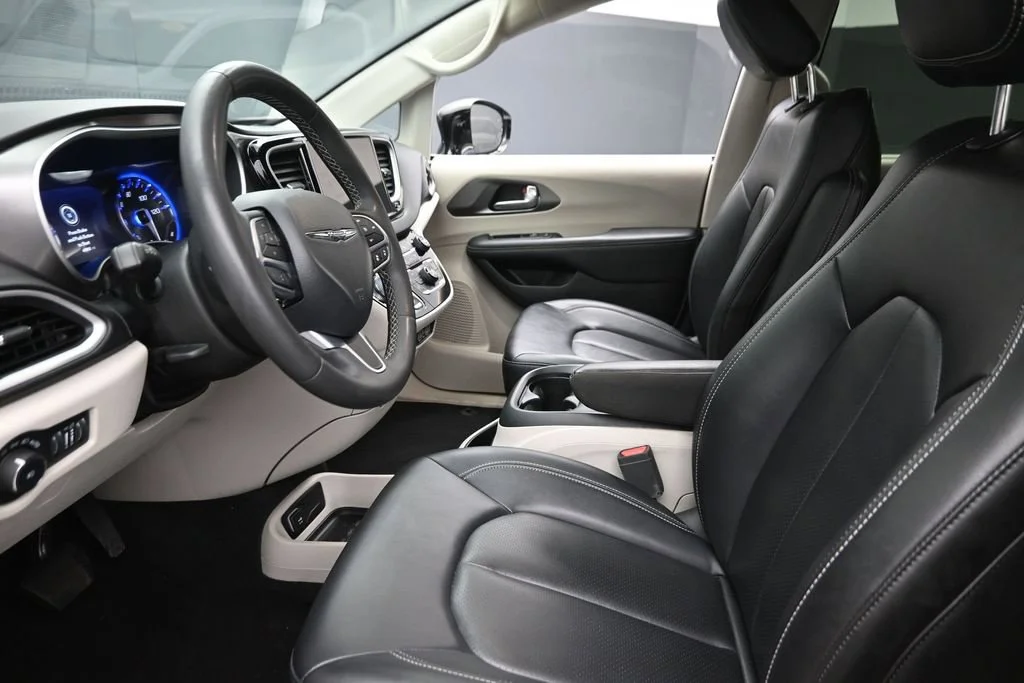 Used 2024 White Chrysler Touring L image 19