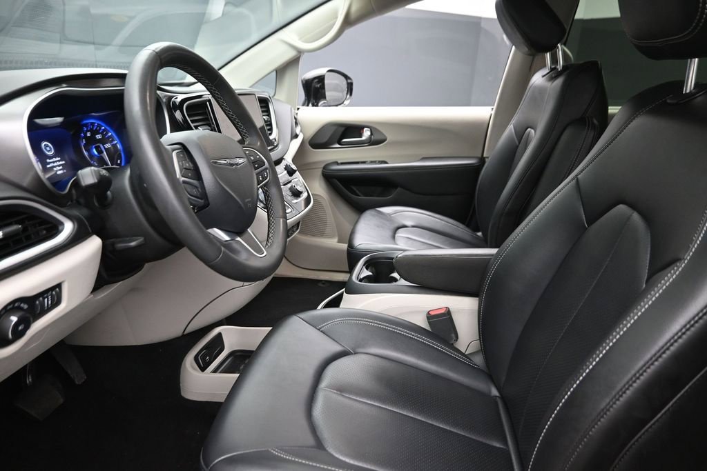Used 2024 White Chrysler Touring L image 19