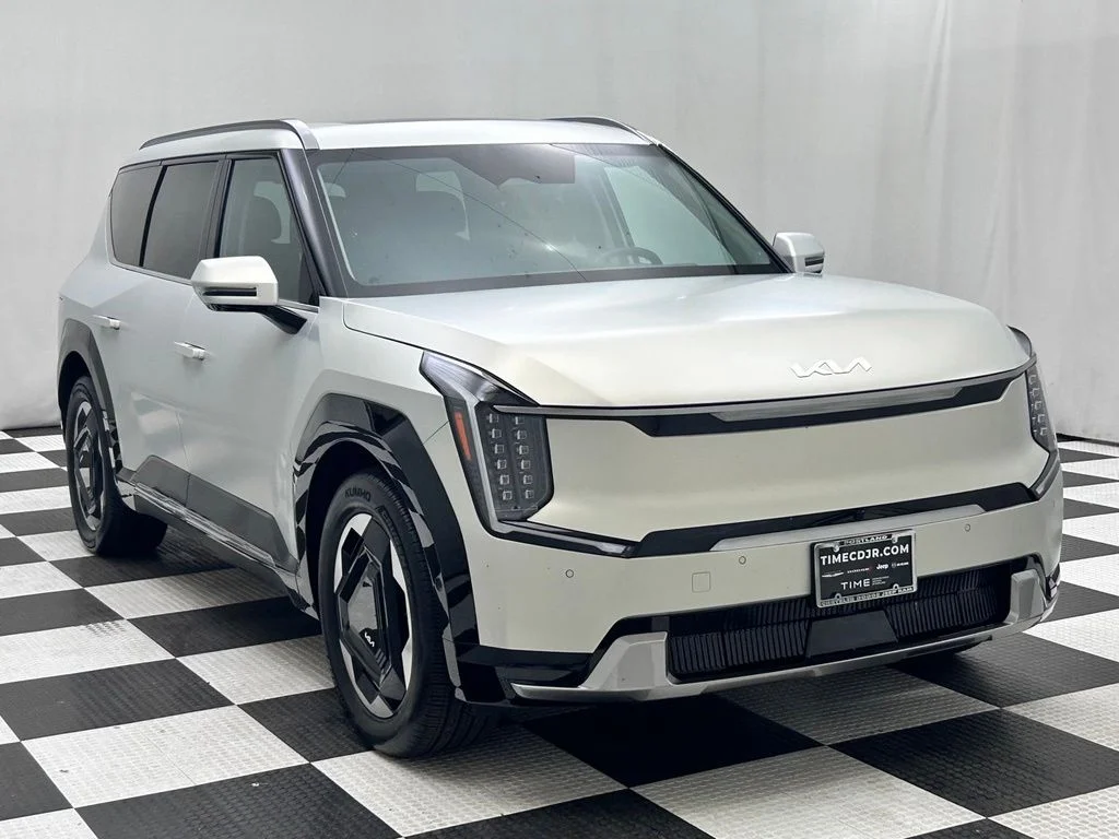 Used 2024 White Kia Land image 2