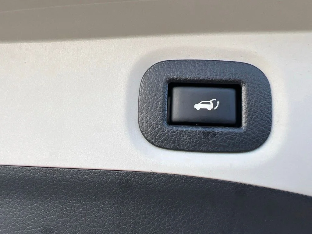 Used 2016 White Nissan SV image 19