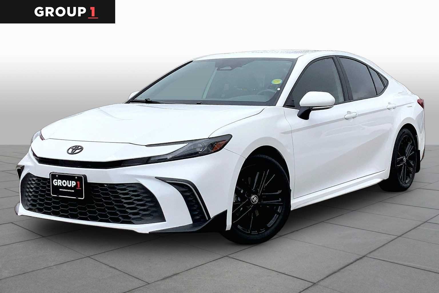 2025 Toyota Camry SE Hybrid's photo