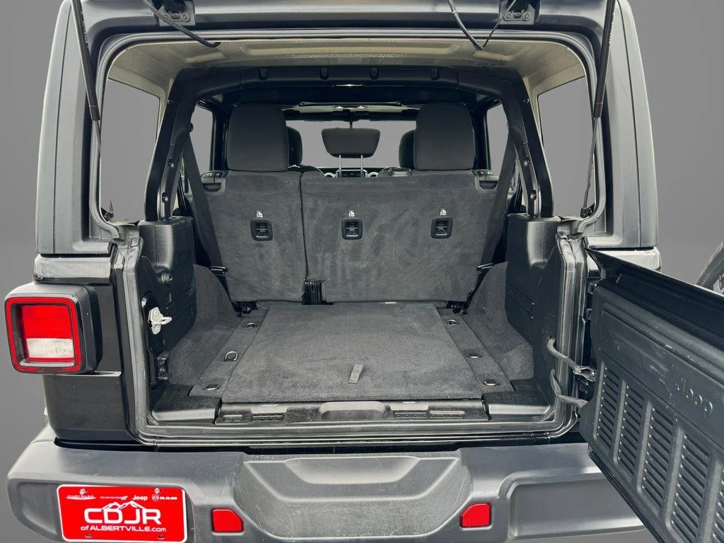 Used 2020 Black Jeep Unlimited Sahara image 8
