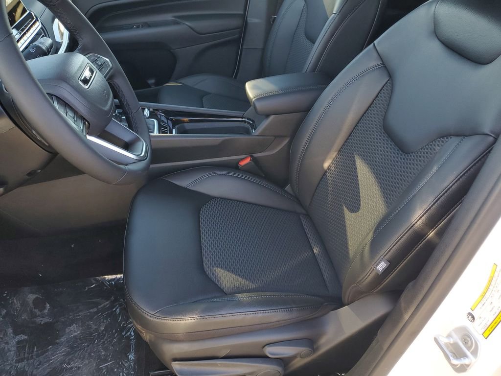 New 2026 Bright White Clearcoat Jeep Latitude image 16