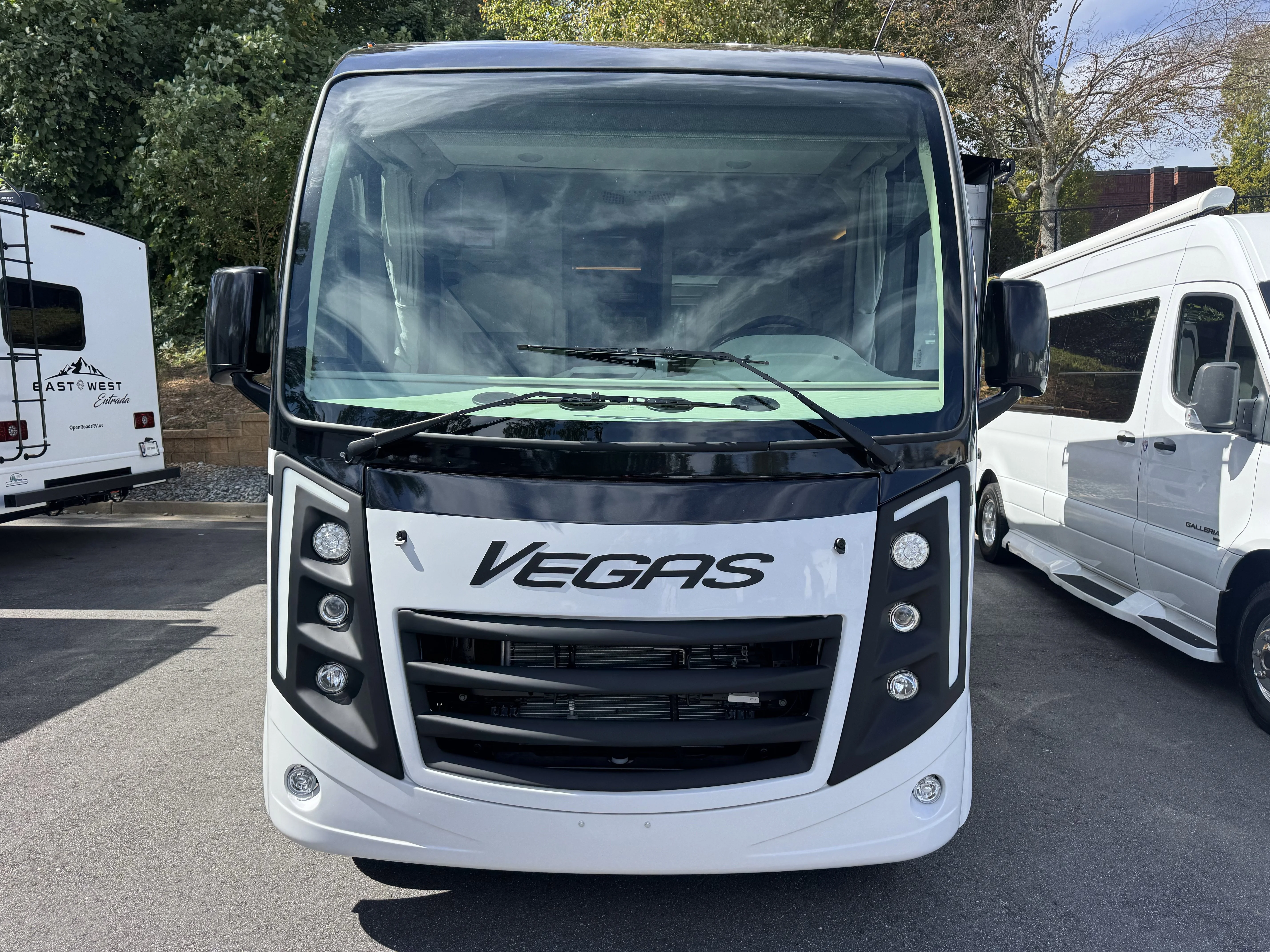 New 2026  Thor Motor Coach  image 2