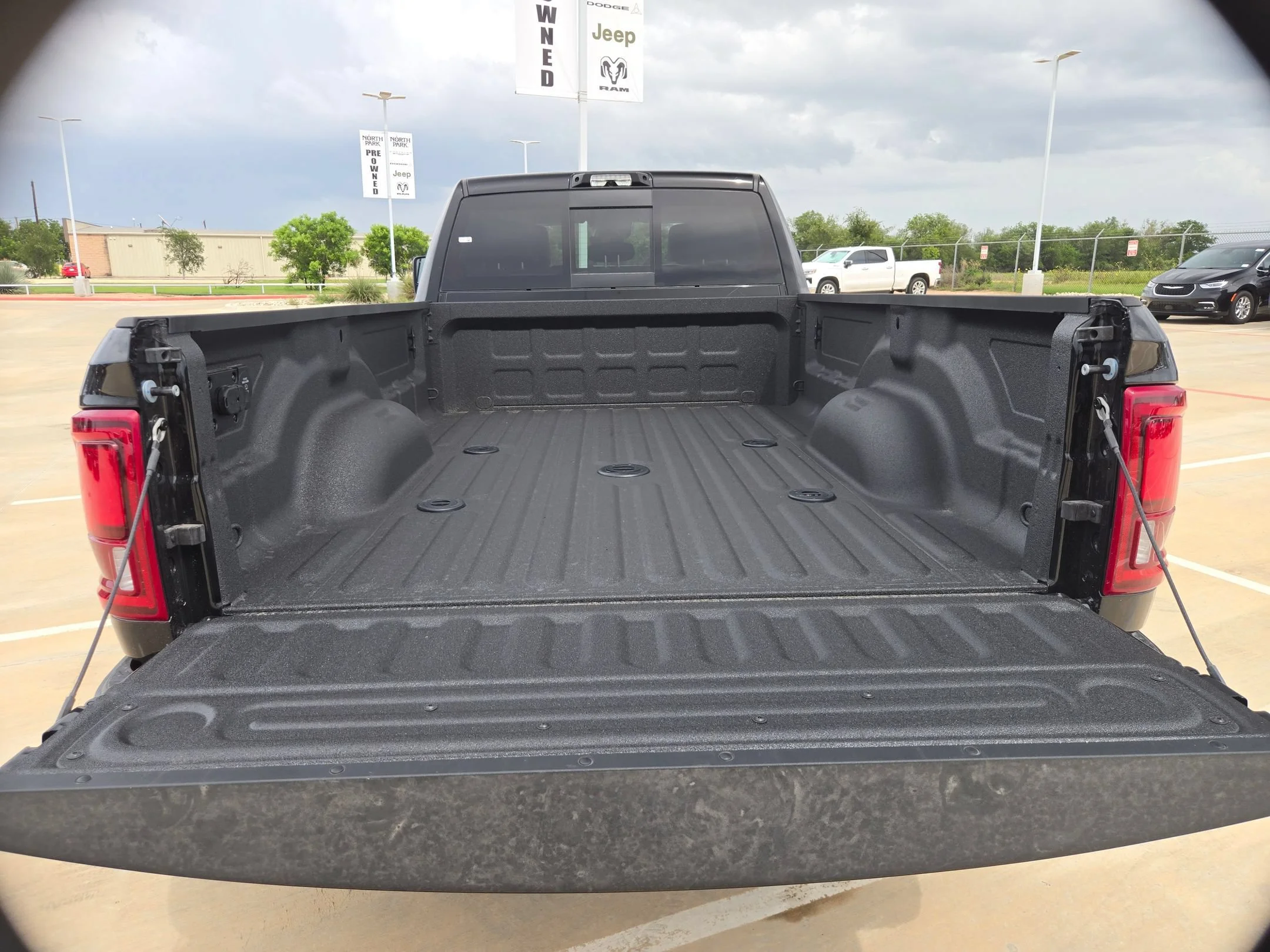 New 2026 Diamond Black Crystal Pearl-Coat Exterior Paint RAM Laramie image 24