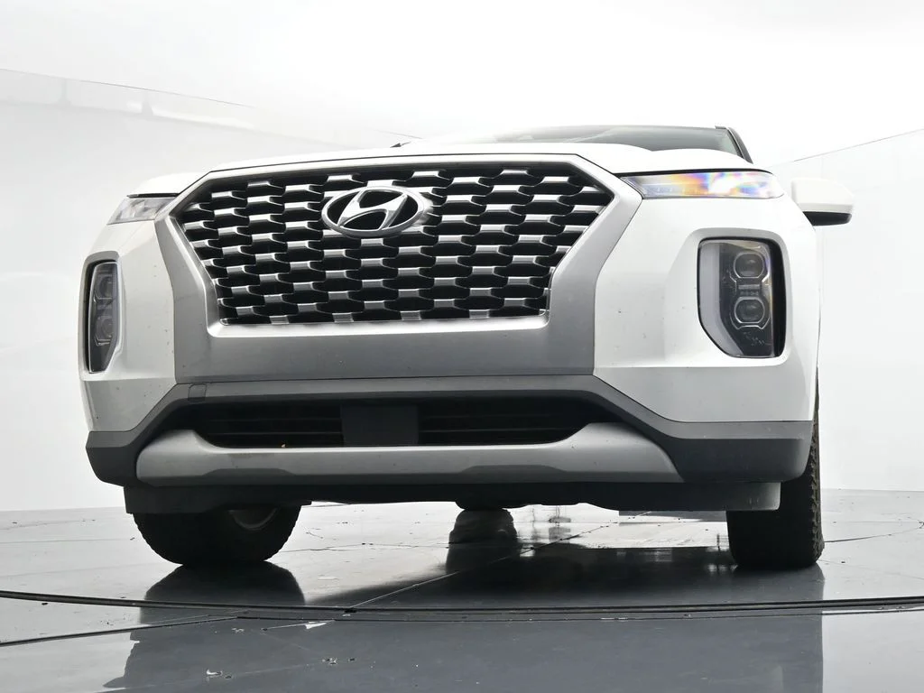 Used 2021 White Hyundai SE image 19