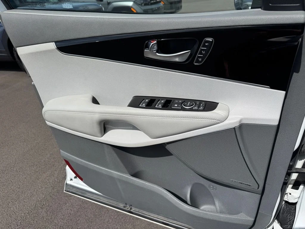 Used 2019 White Kia SX image 17