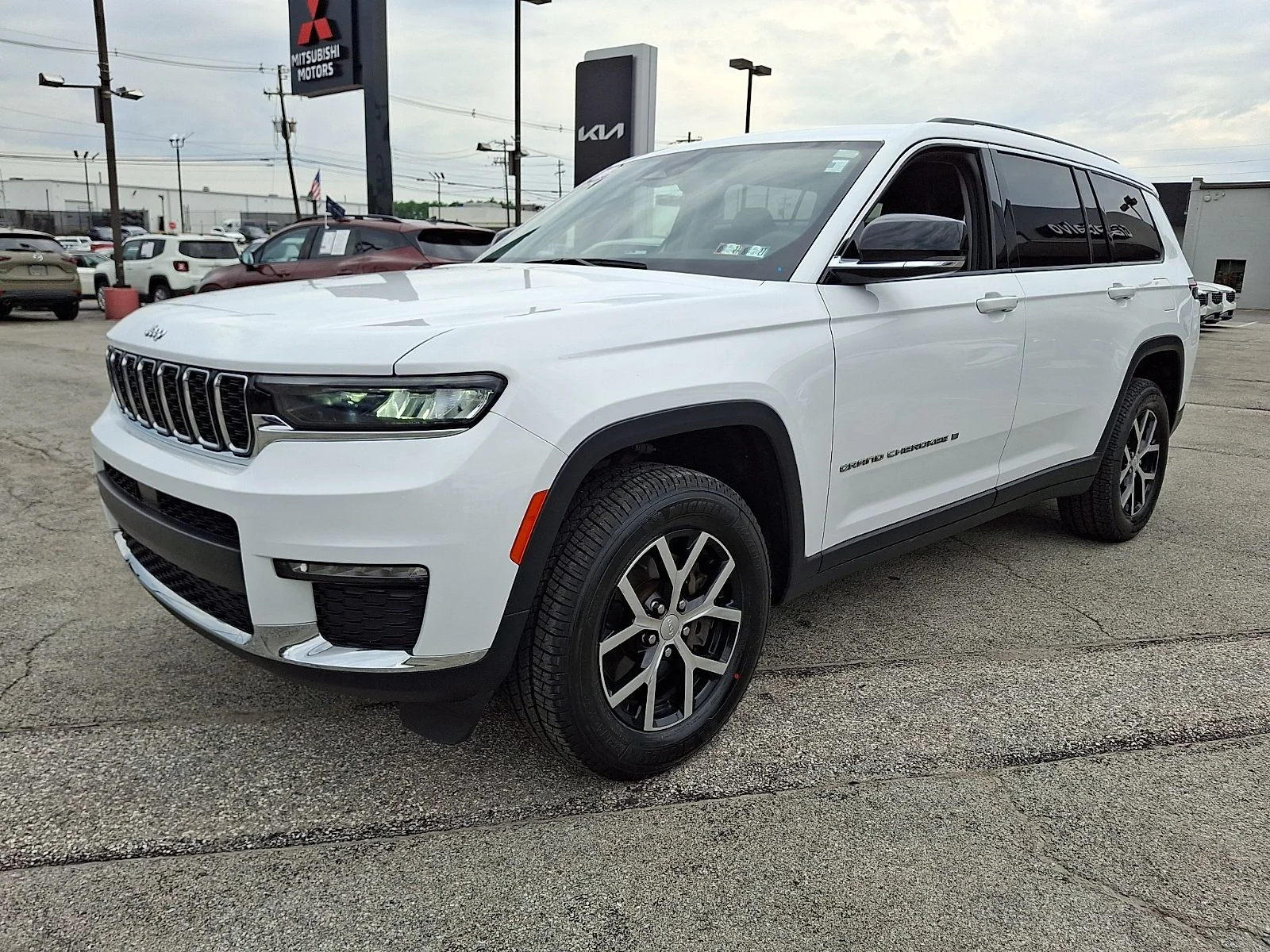Used 2023 White Jeep Limited image 3