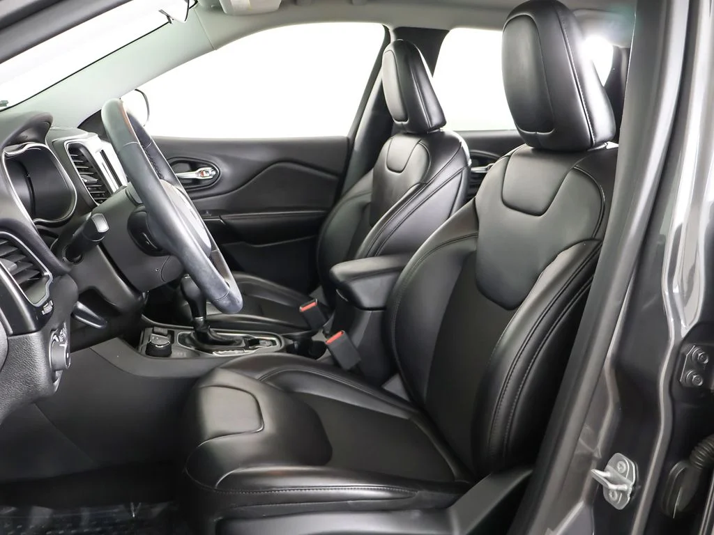 Used 2019 Gray Jeep Latitude Plus image 26
