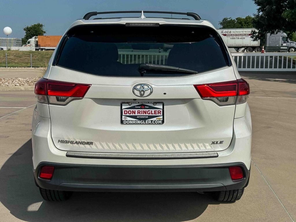 Used 2018 White Toyota XLE image 4