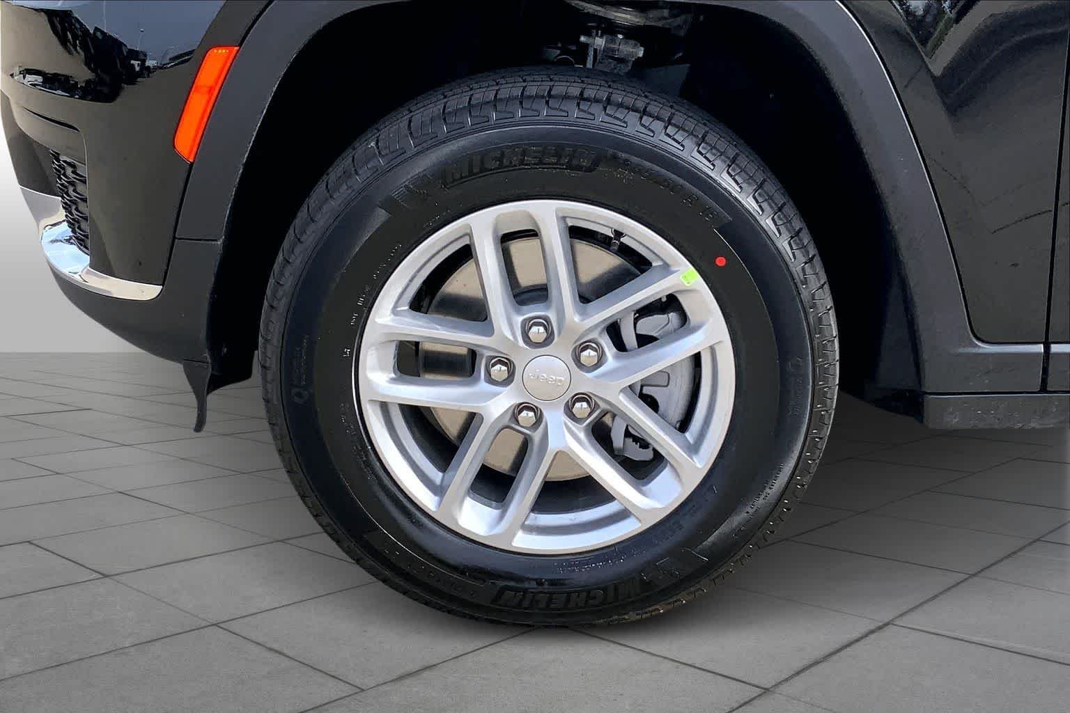New 2026 Diamond Black Crystal Pearl-Coat Exterior Paint Jeep Laredo X image 11
