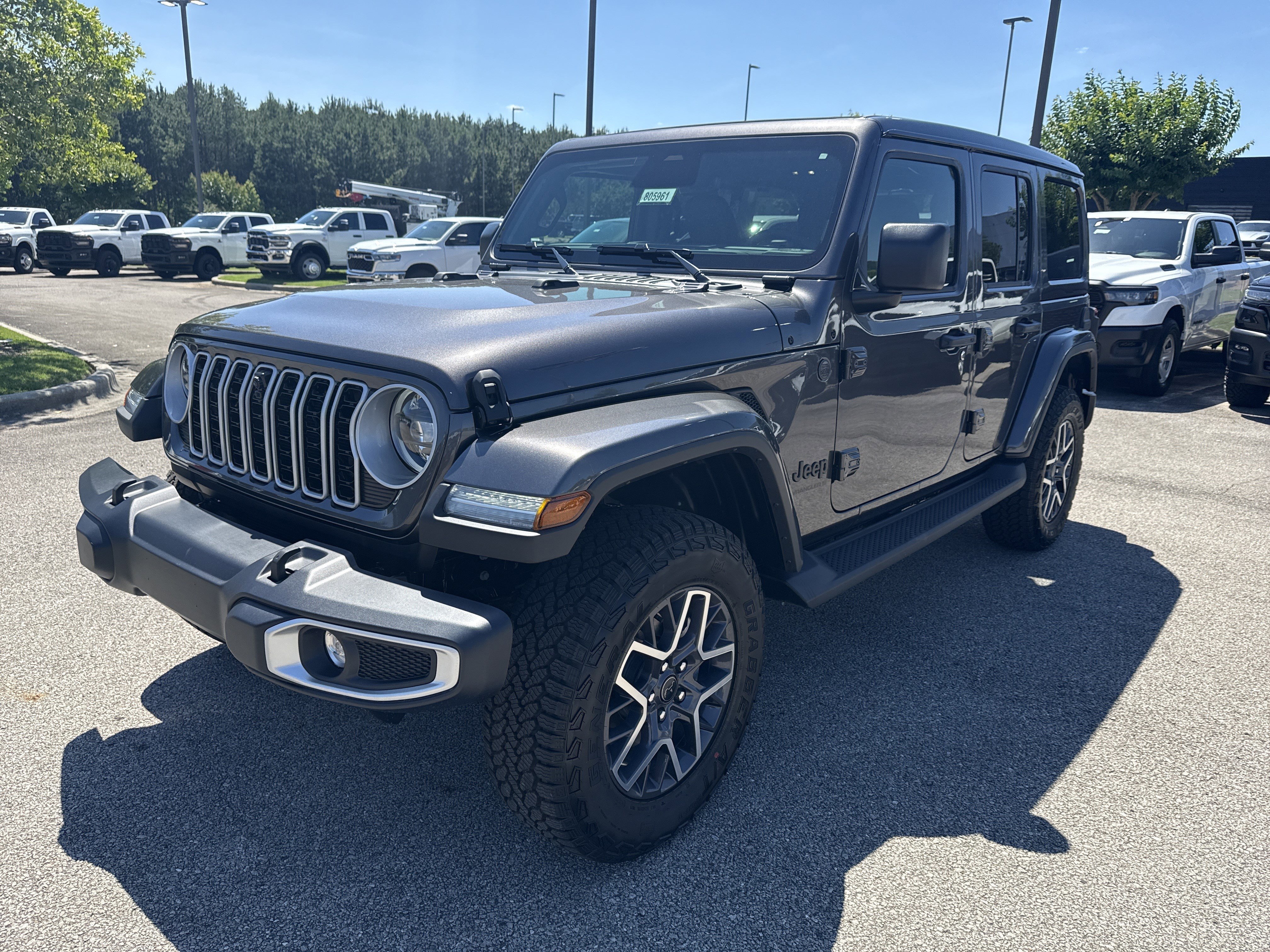 New 2026 Granite Crystal Metallic Clear-Coat Exterior Paint Jeep Sahara image 3