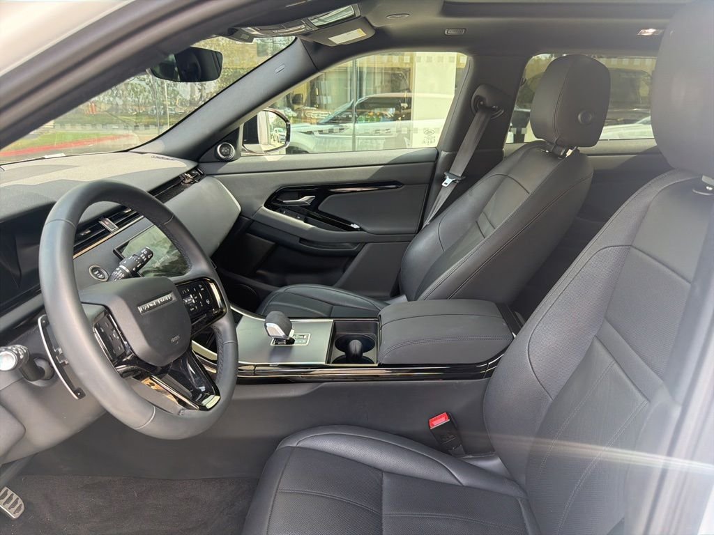 Used 2025 White Land Rover Dynamic image 8