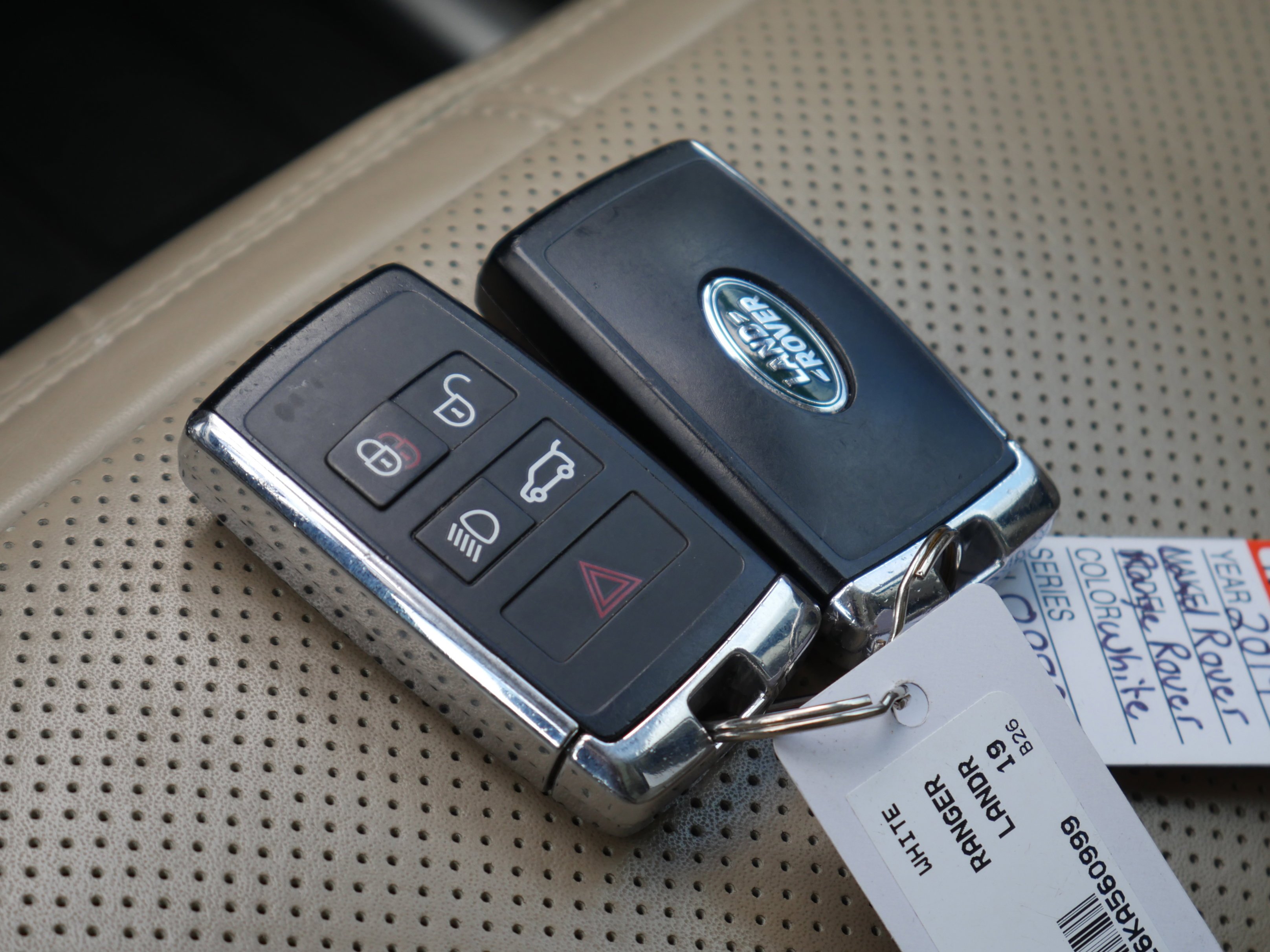 Used 2019 Fuji White Land Rover  image 43