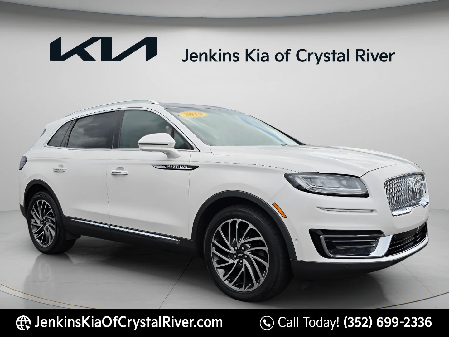 Used 2019 White Platinum Clearcoat Metallic Lincoln Reserve image 2