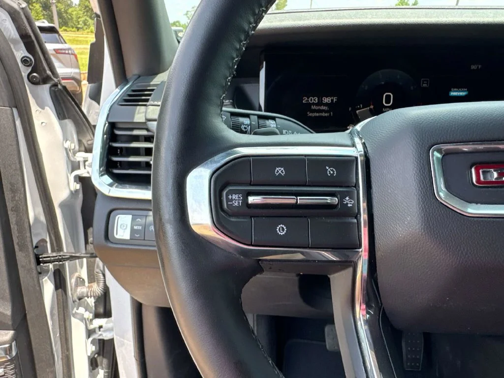 Used 2025 White GMC Elevation image 31