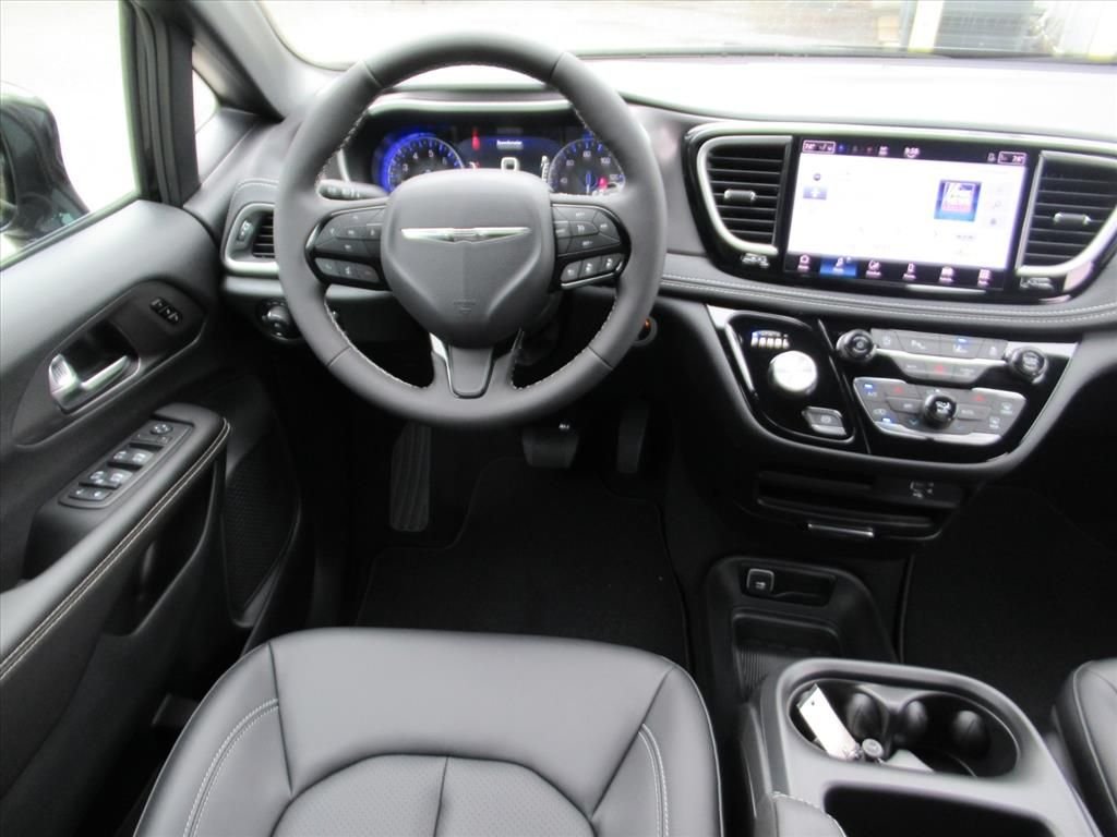 New 2026 Diamond Black Crystal Pearl-Coat Exterior Paint Chrysler Select image 13