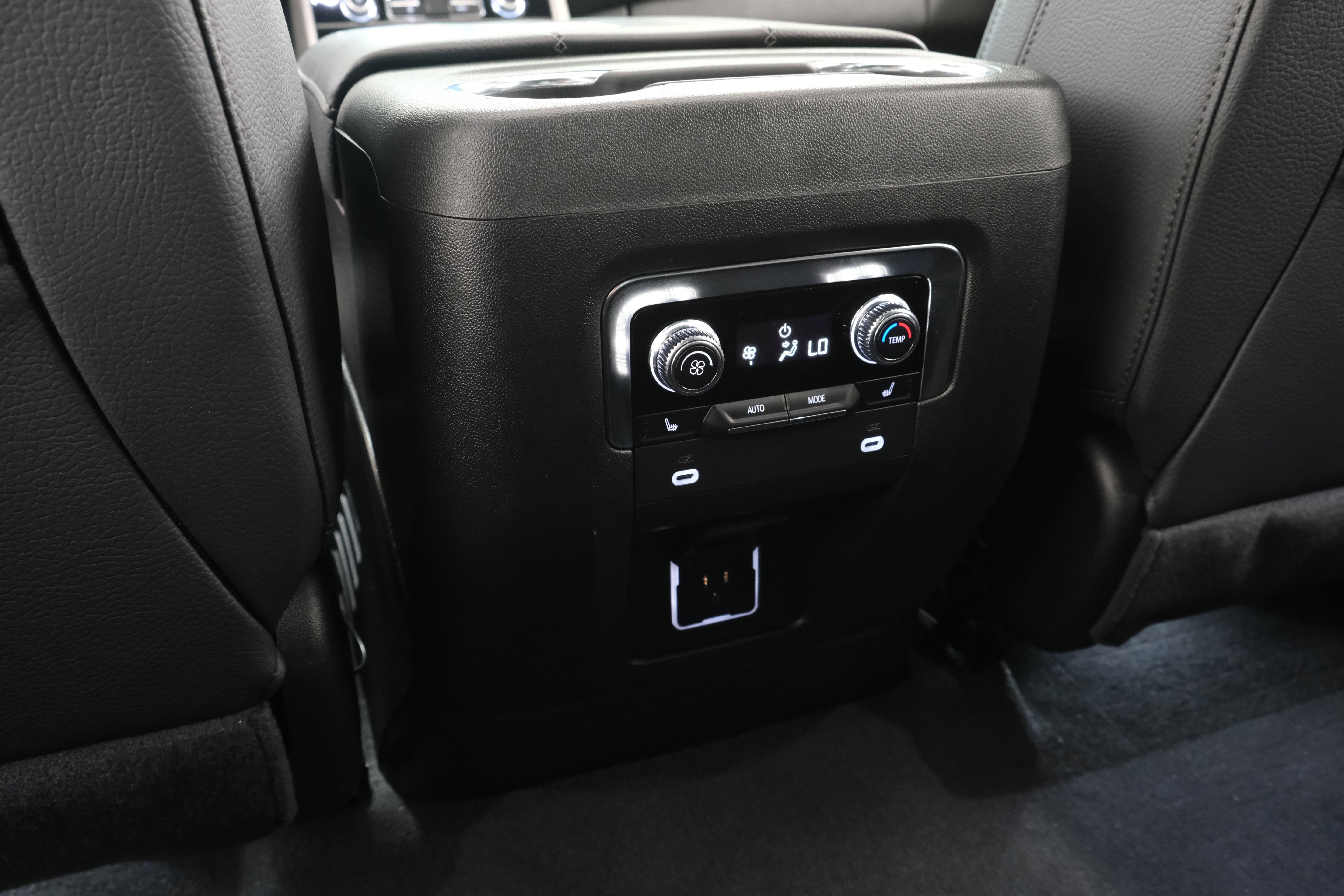 2024 GMC Yukon Denali - Photo 35