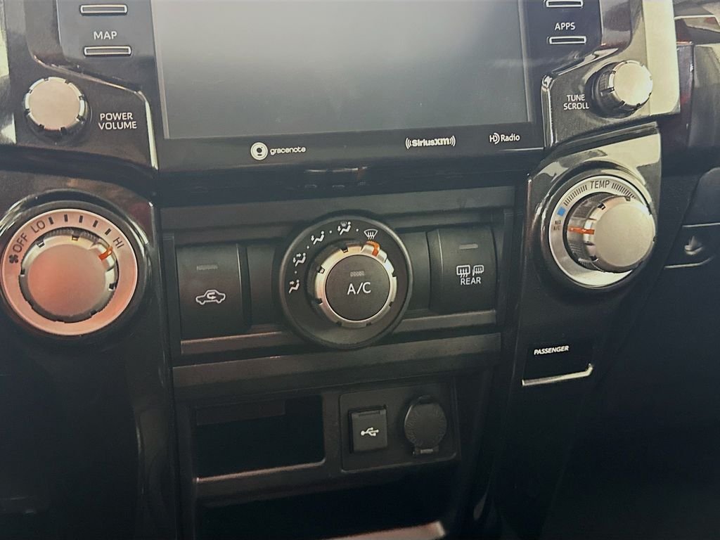 Used 2021 Classic Silver Metallic Toyota Venture image 14