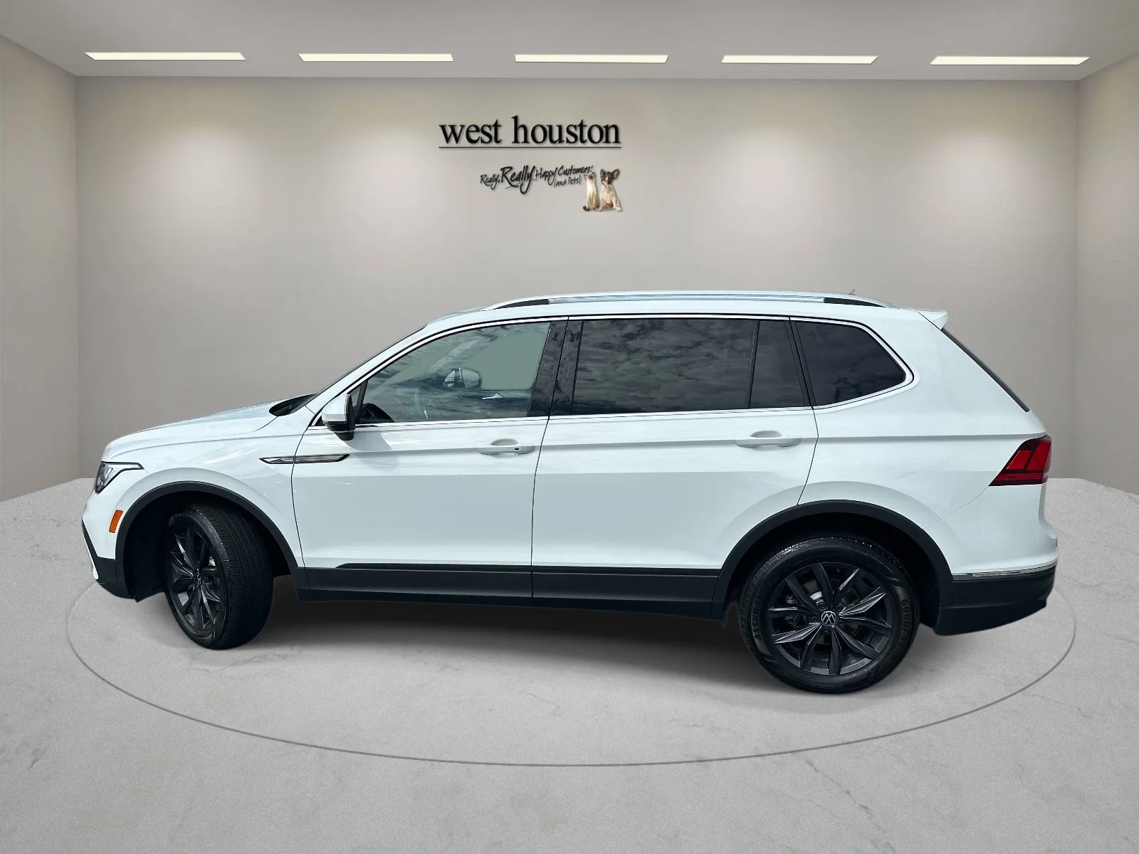 Used 2024 White Volkswagen SE image 8