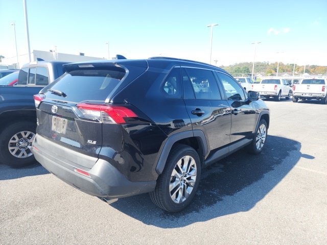Used 2021 Black Toyota XLE Premium image 5