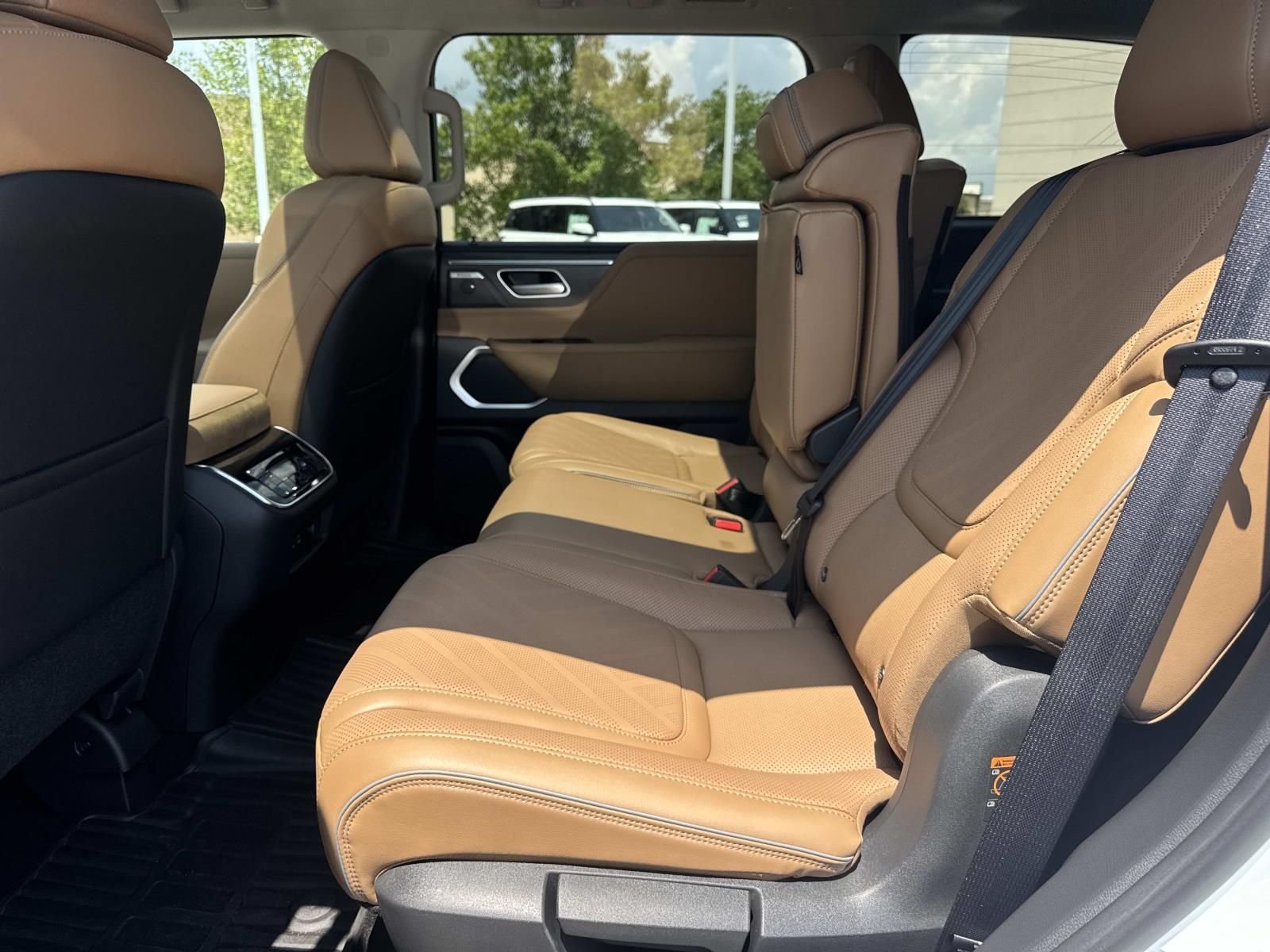 New 2027 RADIANT WHITE INFINITI Luxe 2WD image 7